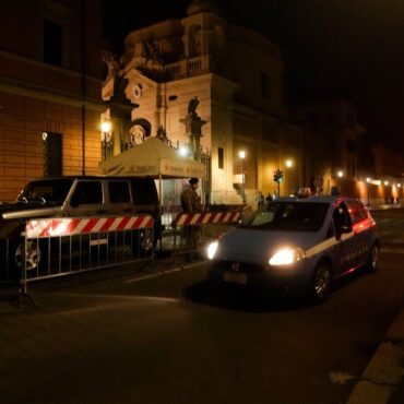 Autofahrer rast durch Tor in Vatikanstaat: Das ist passiert
- NEWSZONE