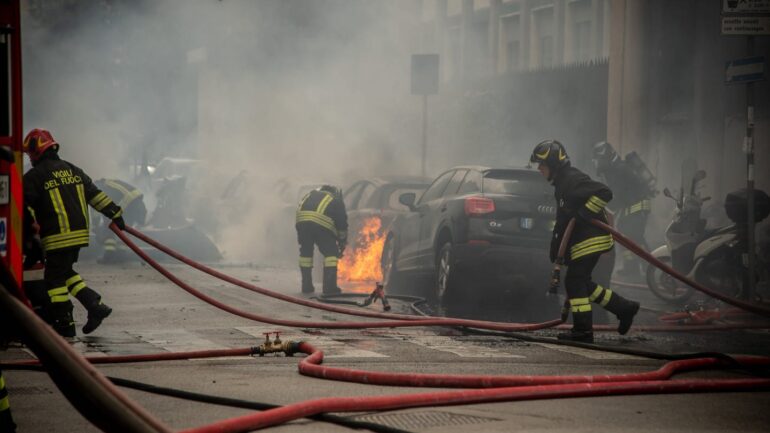 Explosionen und brennende Autos in Mailand: Eine Person verletzt
- NEWSZONE