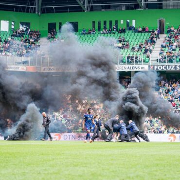 Groningen gegen Ajax abgebrochen: Fans warfen Rauchbomben
- NEWSZONE