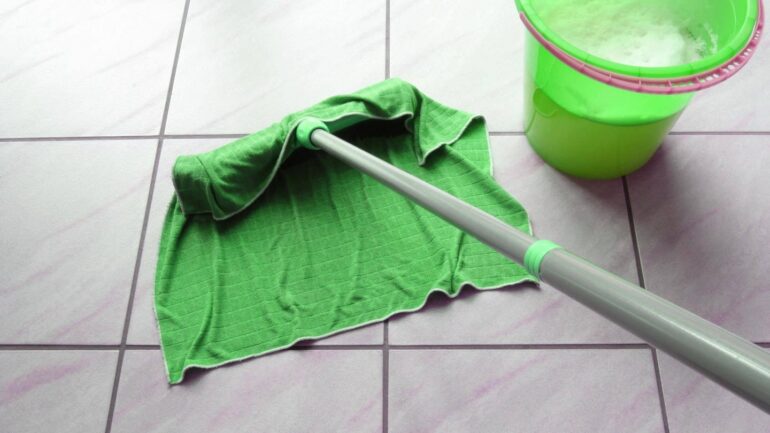 Hausfrau pinkelt in Putzeimer und wischt mit Urin den Boden 🤢
- NEWSZONE