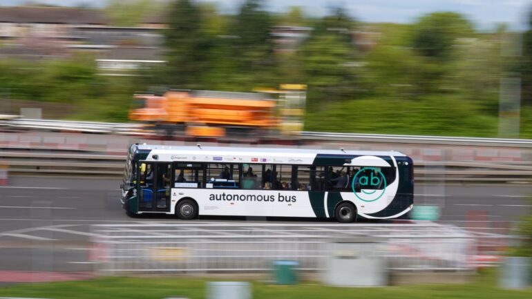 Weltpremiere: Dieser Linienbus fährt komplett von alleine