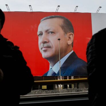16-Jähriger malt Hitlerbart auf Erdogan-Plakat: Festnahme!