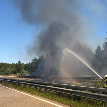 Auto explodiert auf A6 und löst Waldbrand aus