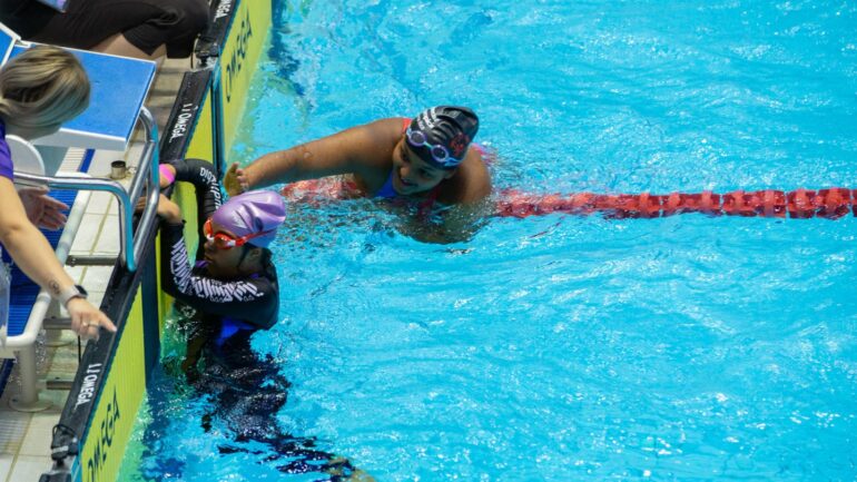 Fair Play: Schwimmerin hilft Konkurrentin!🙏