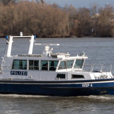 Nach Unfall bei Mainz: Boot treibt auf Rhein