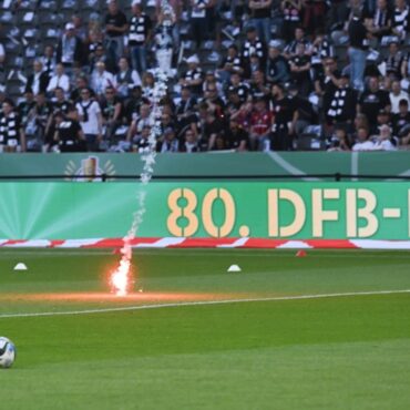 Vor Anpfiff: Eintracht-Fans feuern Leuchtrakete auf Rasen