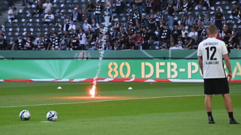 Vor Anpfiff: Eintracht-Fans feuern Leuchtrakete auf Rasen